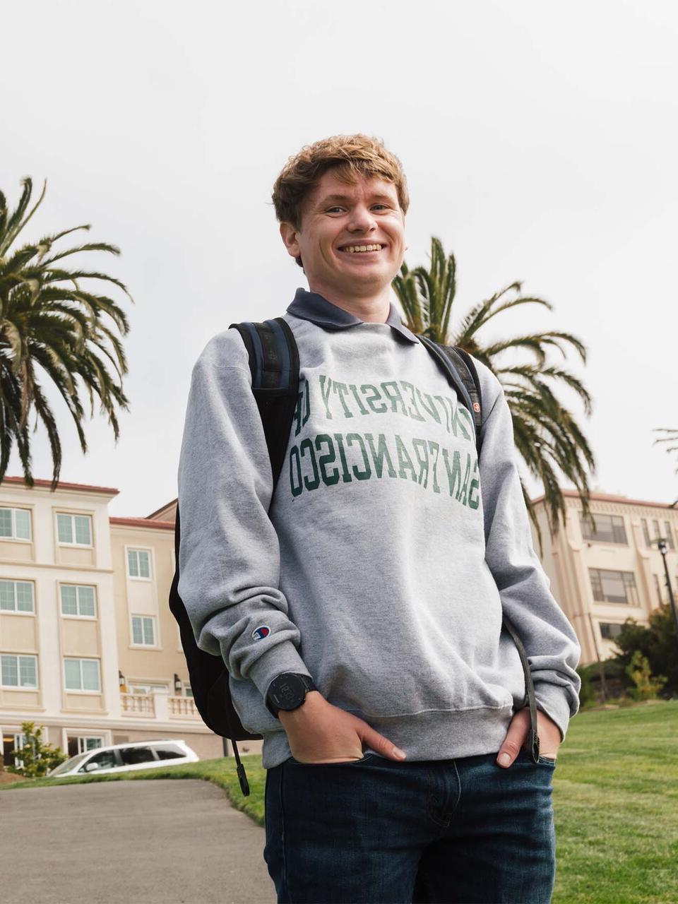 穿着南加州大学运动衫的学生站在孤山宿舍前.